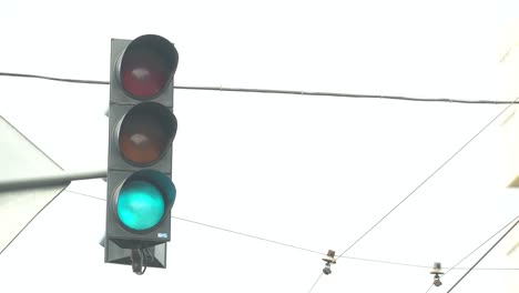 primer plano de un semáforo en la carretera durante el día