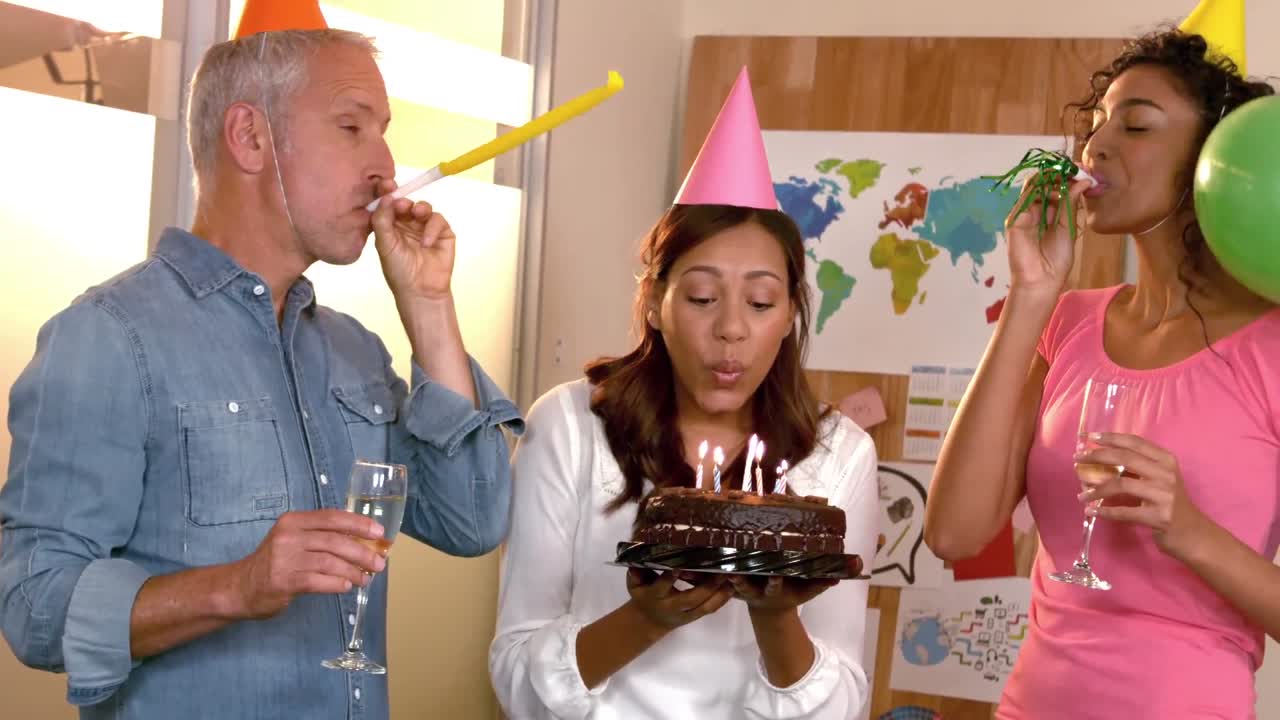 equipo de negocios celebrando un cumpleaños