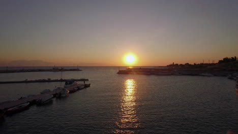 Flug-Vom-Kai-Zum-Offenen-Meer-Bei-Sonnenuntergang-Griechenland