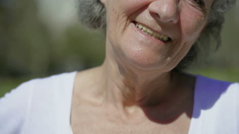 Primer-Plano-De-Una-Mujer-Mayor-Sonriente