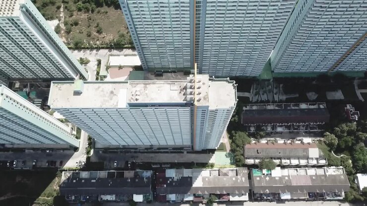 Vista Aérea de Complexo de Apartamentos e Edifícios Circundantes