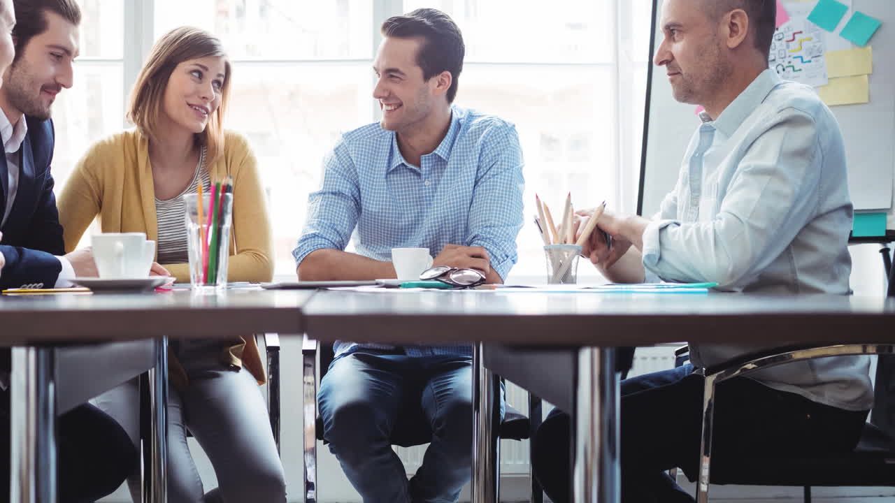 animación de un grupo de diseñadores de moda discutiendo en un estudio de moda