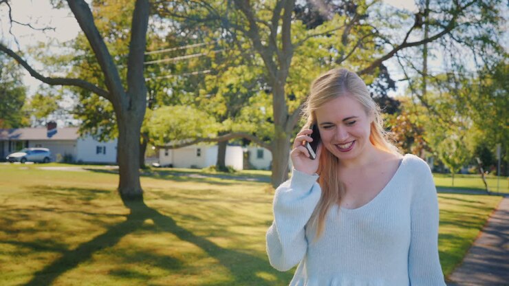 frau telefoniert im freien