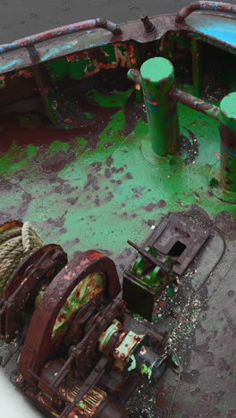la cubierta de un barco viejo y oxidado
