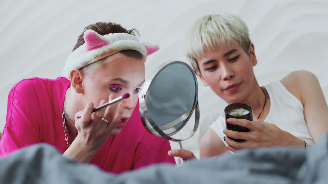 странные мужчины, лежащие на постели