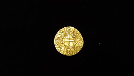 moneda de oro con fondo negro 05