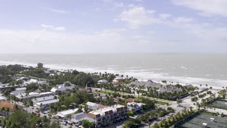 Vista-Aérea-De-La-Ciudad-Y-La-Playa-De-La-Isla-De-Boca-Grande,-Florida