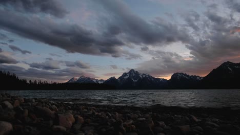 Gran-Puesta-De-Sol-En-Grand-Tetons-Desde-El-Lago-Jackson