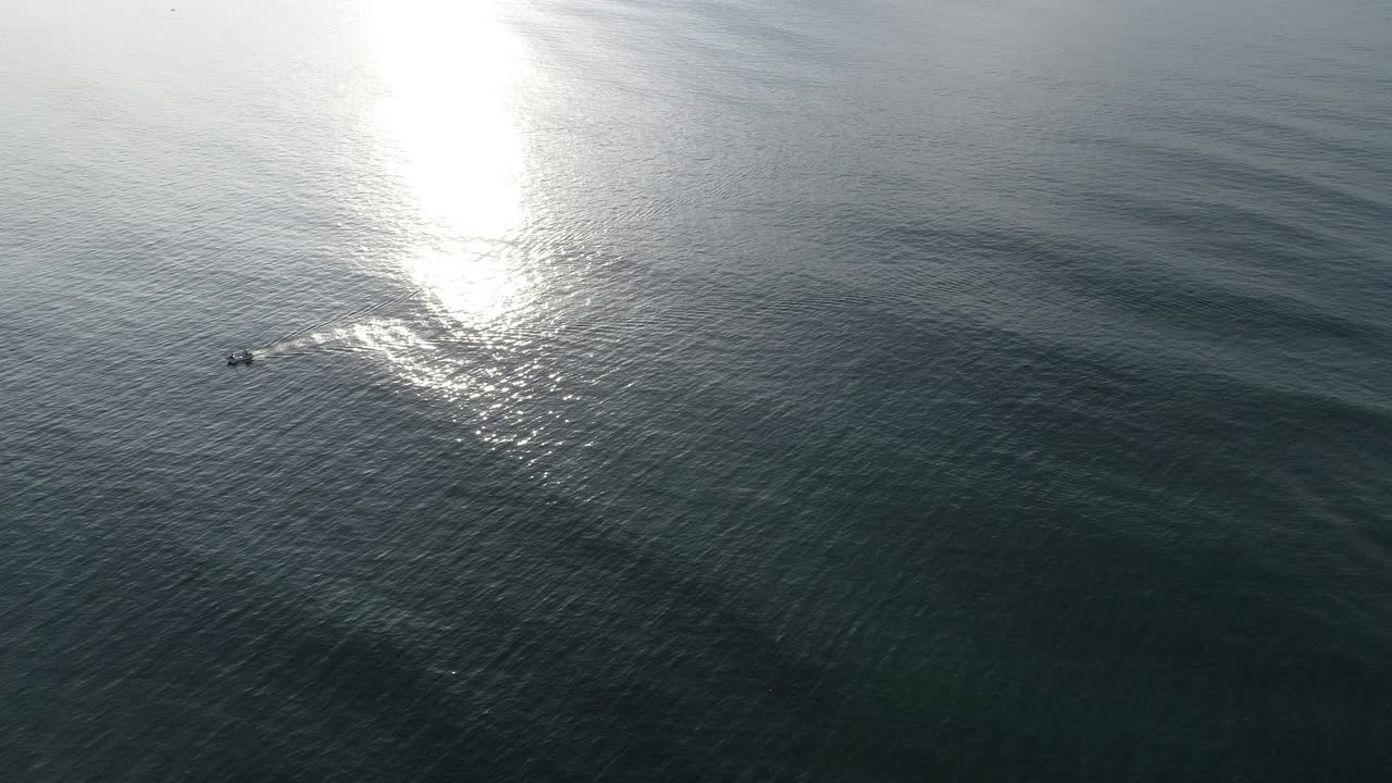 해가 뜨는 바다의 파도에 대한 드론으로 촬영된 영상입니다.