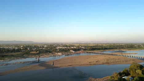 Drohnenansicht-Des-Flusses-Narmada-In-Madhya-Pradesh