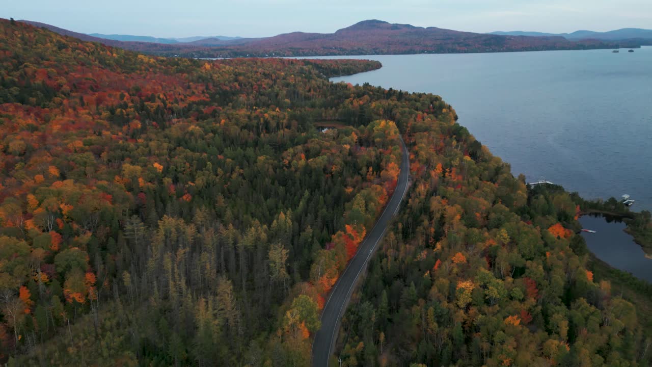 vista aérea de la región de lanaudiere en quebec en otoño con árboles de colores y un lago en un día nublado, canadá