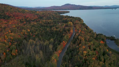 Vista-Aérea-De-La-Región-De-Lanaudiere-En-Quebec-En-Otoño-Con-árboles-Coloridos-Y-Un-Lago-En-Un-Día-Nublado,-Canadá