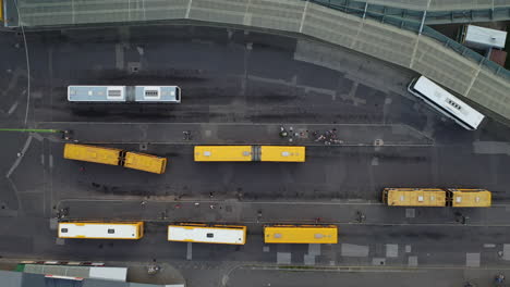 Vista-De-Arriba-Hacia-Abajo-De-Una-Carretera-En-La-Estación-De-Autobuses