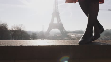 la cámara se mueve arriba y abajo en la hermosa mujer sonriente en vestido rojo posando cerca de la soleada torre eiffel panorama en cámara lenta.