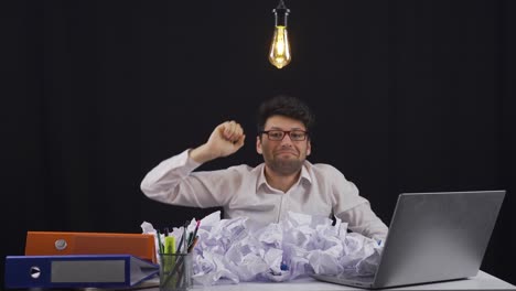 el hombre de negocios se le ocurre la idea saliendo entre los papeles arrugados. eureka y lámparas de ideas.