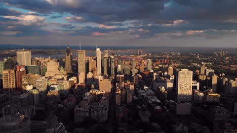 El-Centro-De-Montreal-En-La-Hora-Dorada