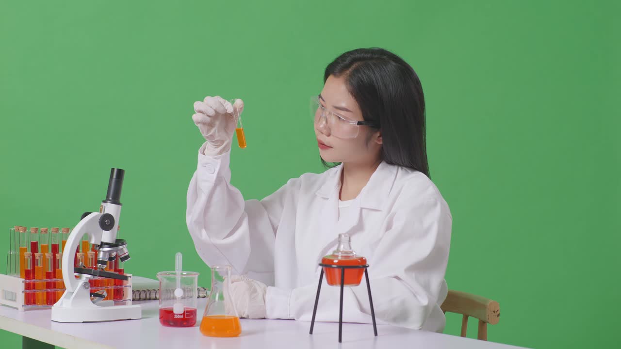 실험실 실험을 수행하는 여성 과학자