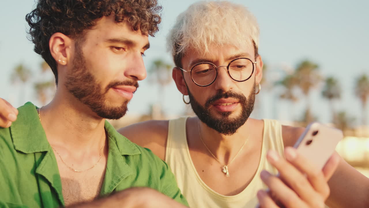 Due uomini che usano uno smartphone all'aperto