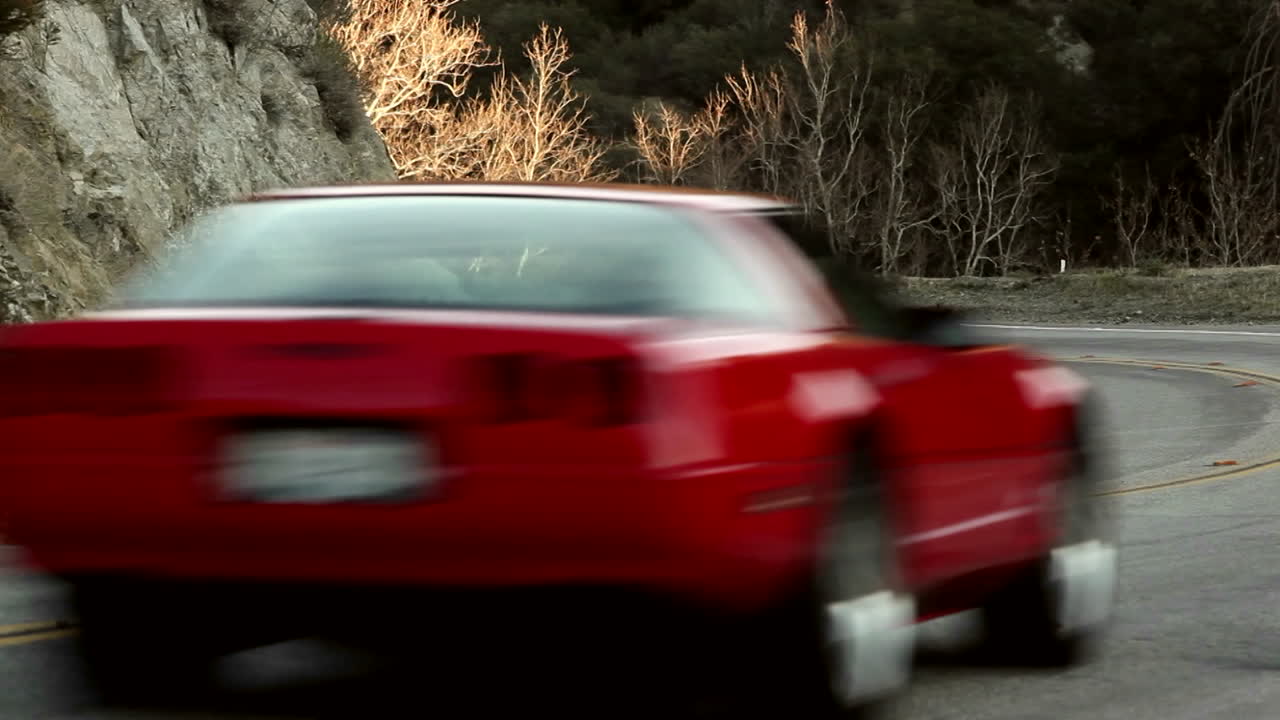 motocicletas y automóviles en la sinuosa carretera de montaña 6