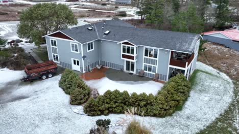 Zweistöckiges-Haus-Mit-Schnee-Bedeckt-Auf-Whidbey-Island