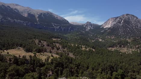 panorámica aérea de un terreno montañoso en verano en el sur de turquía