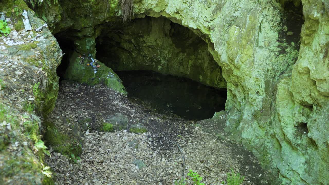 entrada de una cueva conocida como la ubicación de la tumba de la diosa guerrera egipcia bastet, ubicada en el bosque de la montaña strandzha en bulgaria.