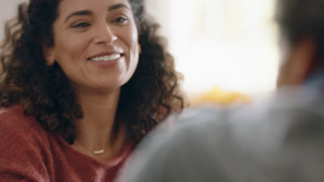 Hermosa-Mujer-Feliz-Charlando-Con-Su-Marido-En-Casa-Disfrutando-De-Una-Conversación-Cogidos-De-La-Mano-En-La-Cocina-Durante-El-Desayuno