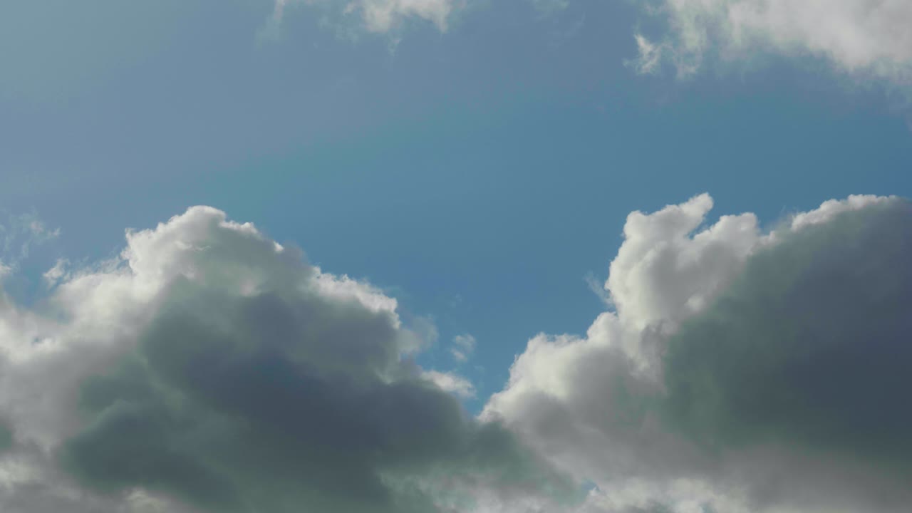 은 날 하늘에서 구름의 4k 영화 풍경.