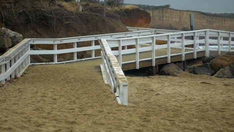 Rampa-De-Acceso-A-La-Playa-Para-Todos-Los-Niveles,-Inclinación-Hacia-Arriba