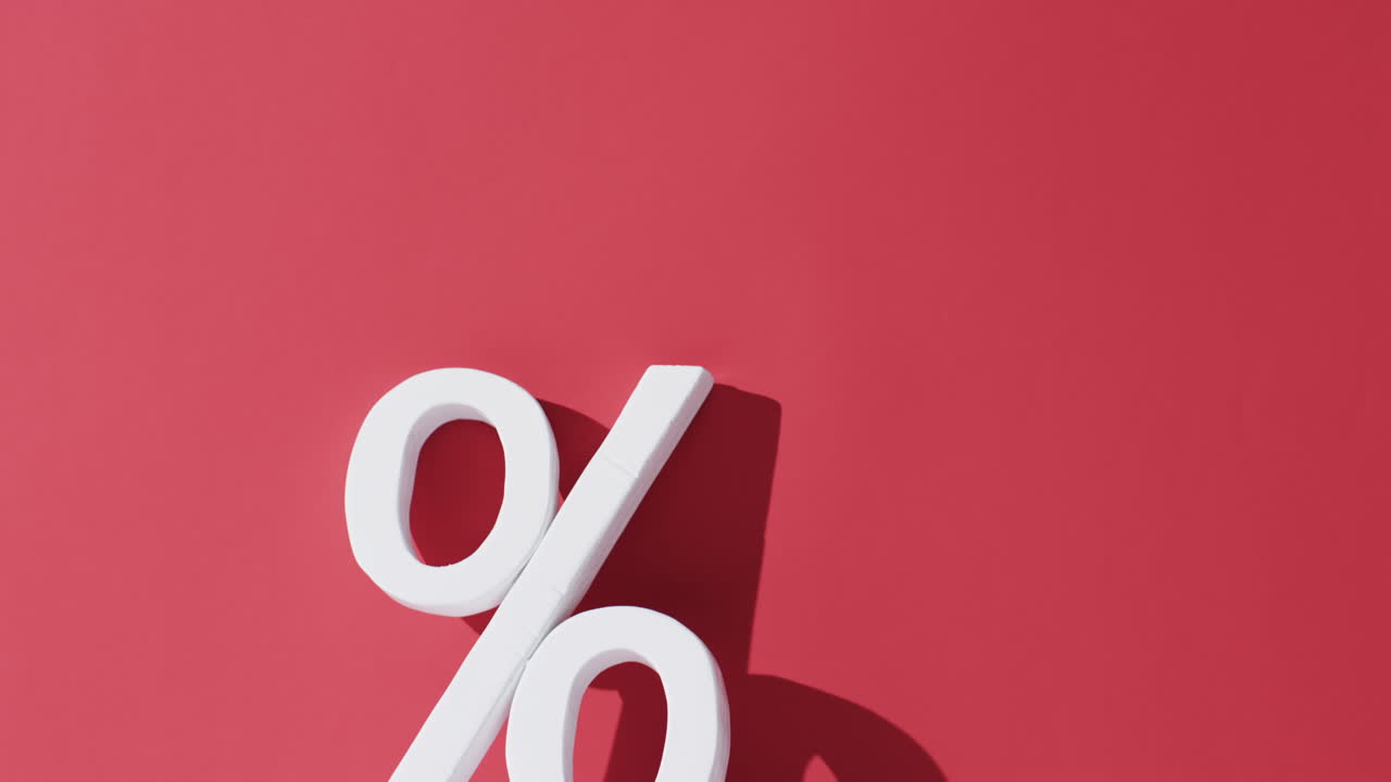 vídeo de signo de porcentaje blanco con espacio de copia contra fondo rojo