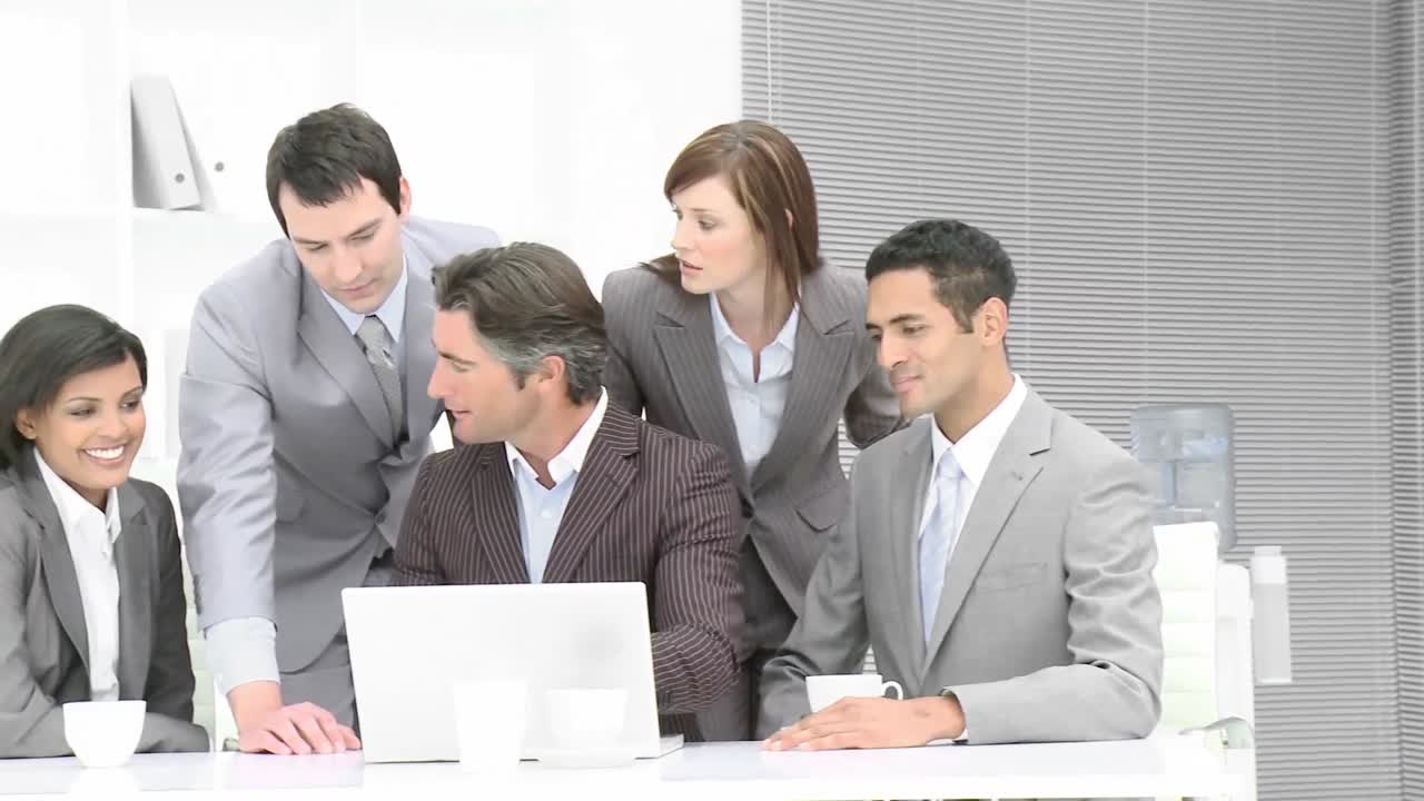 Persone d'affari che lavorano con un portatile in ufficio