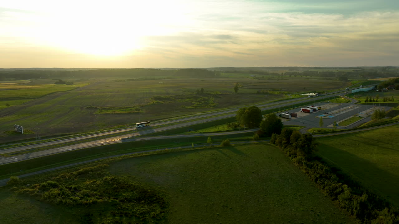 해가 지는 빛은 고속도로와 넓은 초록색 을 비추고 있습니다.