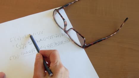 la persona está comprobando la fórmula de cálculo en busca de errores.