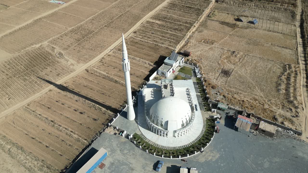 Luftdrone flyver over den isolerede Alfath Moské i Wardak-provinsen, Afghanistan