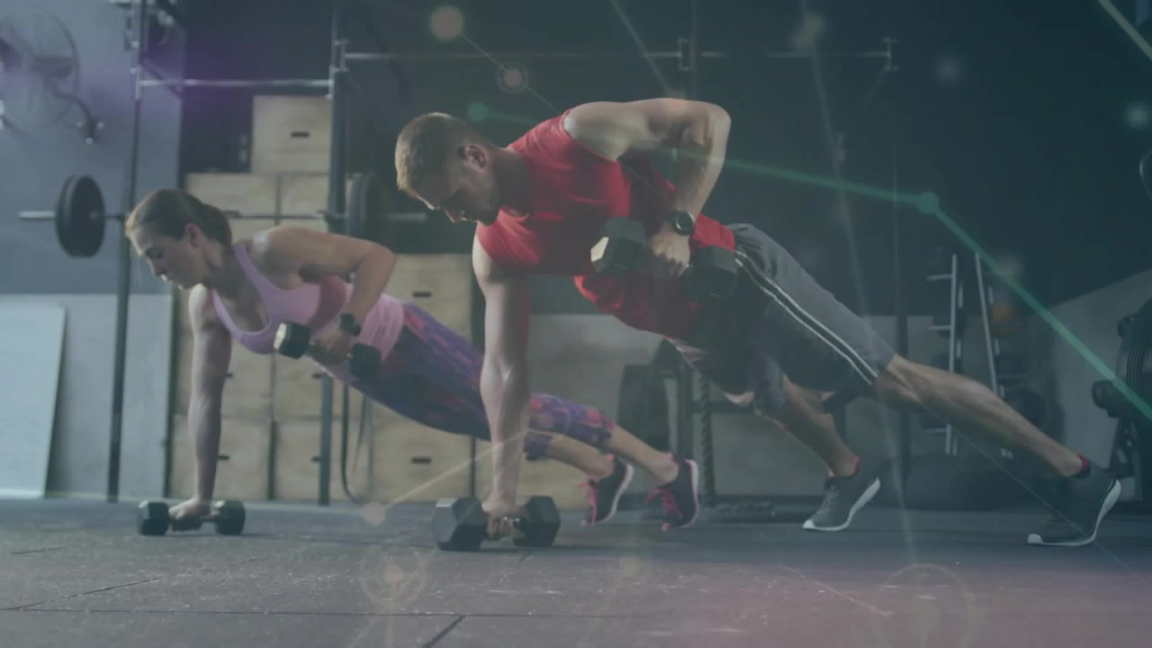 Un couple commence une planche avec des tirages alternés d'haltères pour le fitness, des superpositions de réseau suivant leurs mouvements.