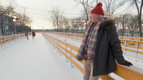 patinaje sobre hielo en el parque de invierno