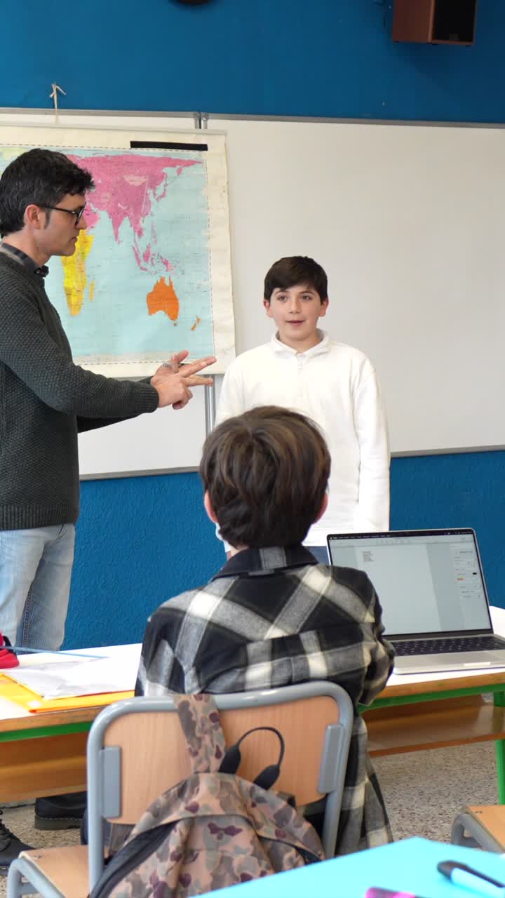 escena del aula con el maestro y los estudiantes