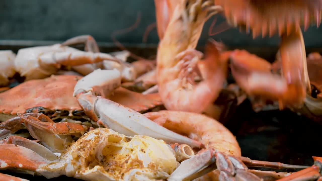 김이 나는 뜨거운 꽃게와 큰 새우 더미에 뒤집기