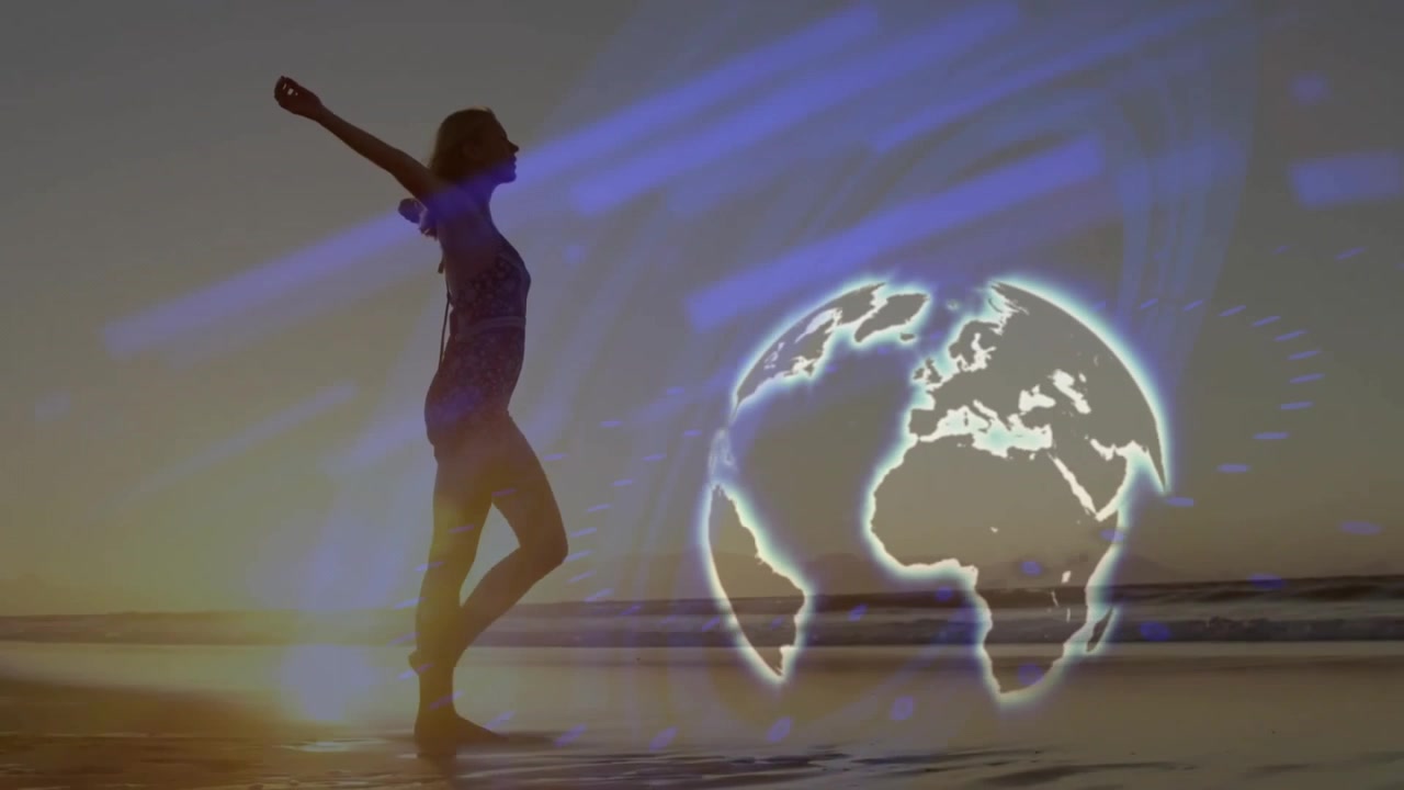 Donna che cammina sulla battigia all'alba, avanzando e attivando una tecnologia a globo olografico rotante