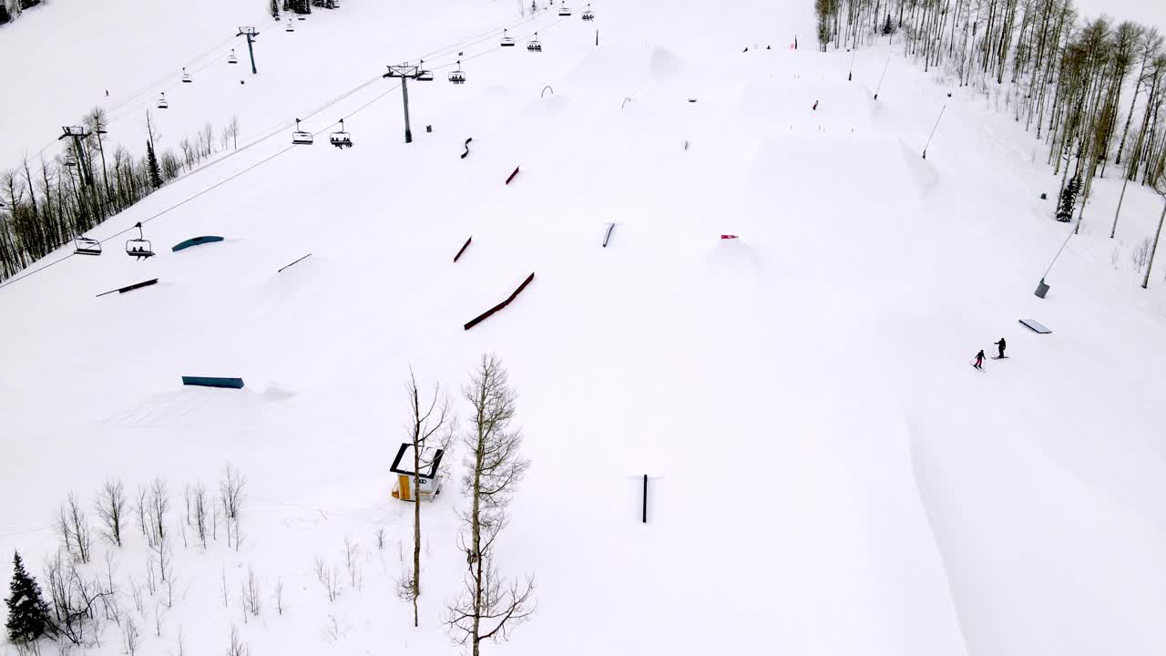 Drone-opname van een terreinpark op een skipiste in Aspen, Colorado.