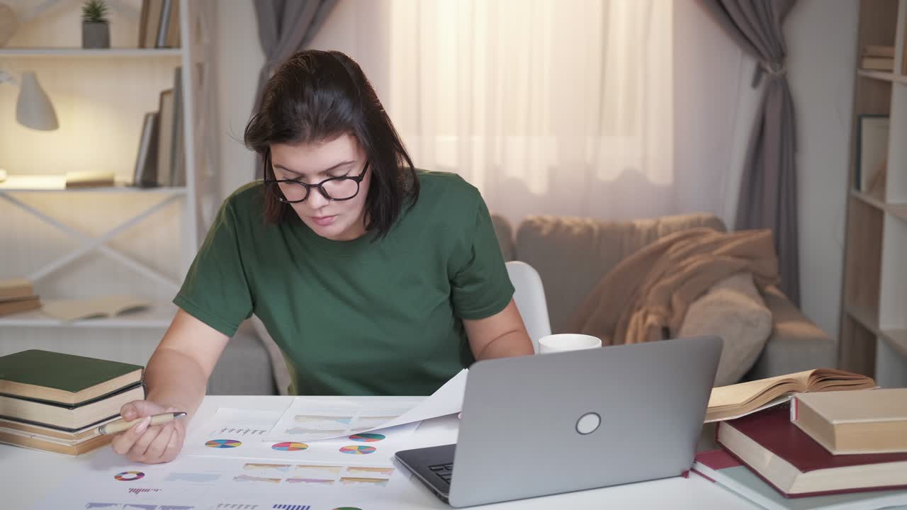 analítica de datos gerente de cuenta informe mujer portátil