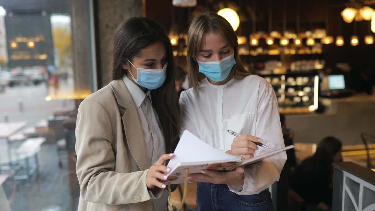 mujeres de negocios discutiendo en un café.