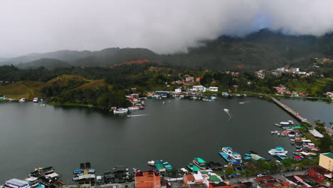vista aérea del pueblo colombiano &quot;guatapé&quot;