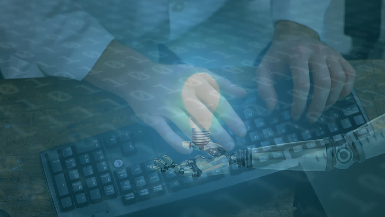 animazione di una lampadina sul braccio del robot, codifica binaria e uomo che scrive sulla tastiera del computer