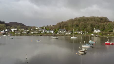 una vista aérea del pueblo portuario de tayvallich en un día nublado en argyll and bute, escocia