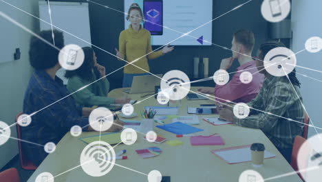 animación de la red de conexiones con iconos wifi sobre diversas personas de negocios en la oficina