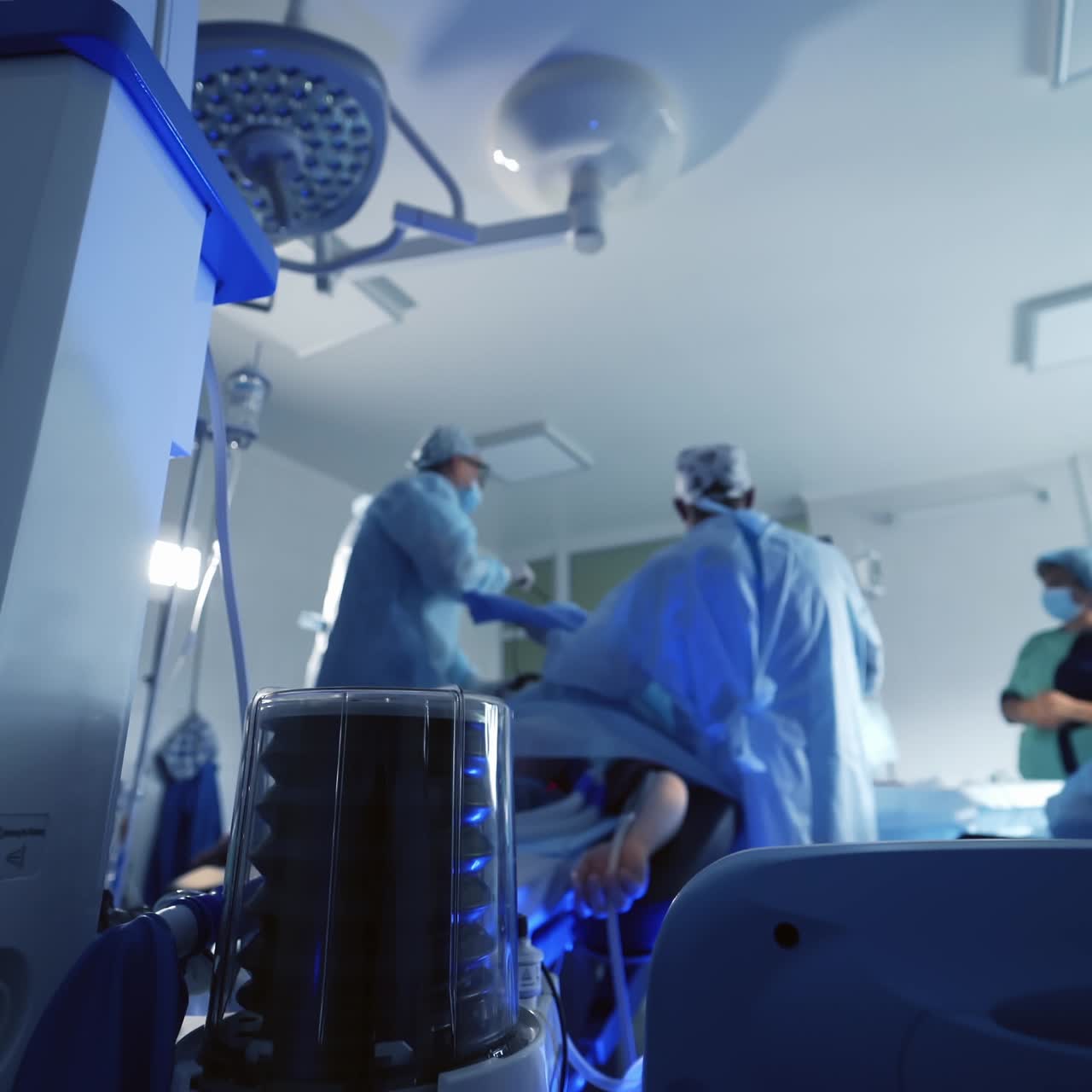Medical device during the surgical operation. Artificial ventilation apparatus during operation. The movement of pulmoflator. COVID-19.