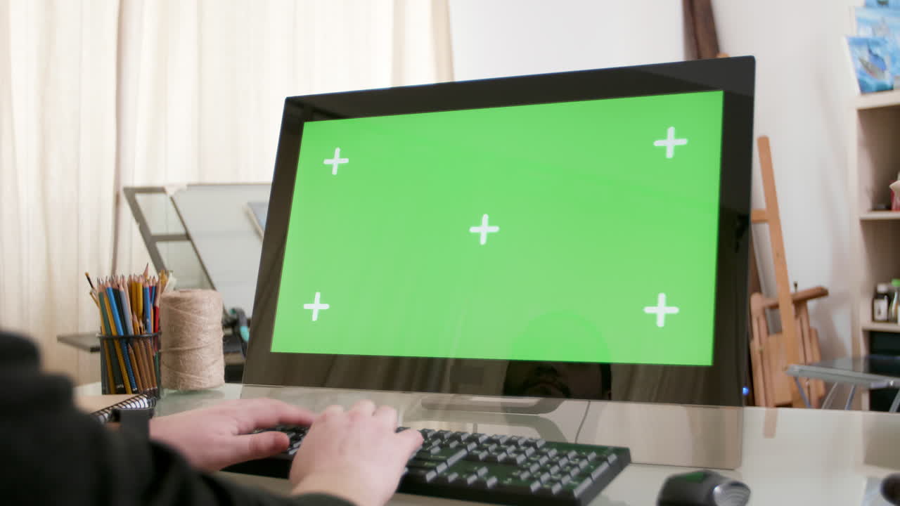 computadora con pantalla verde