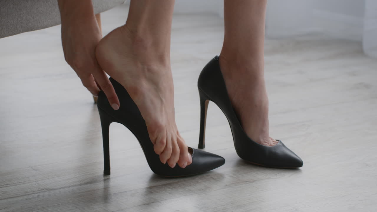 una mujer con tacones altos.