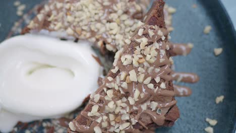 un brownie de chocolate con helado
